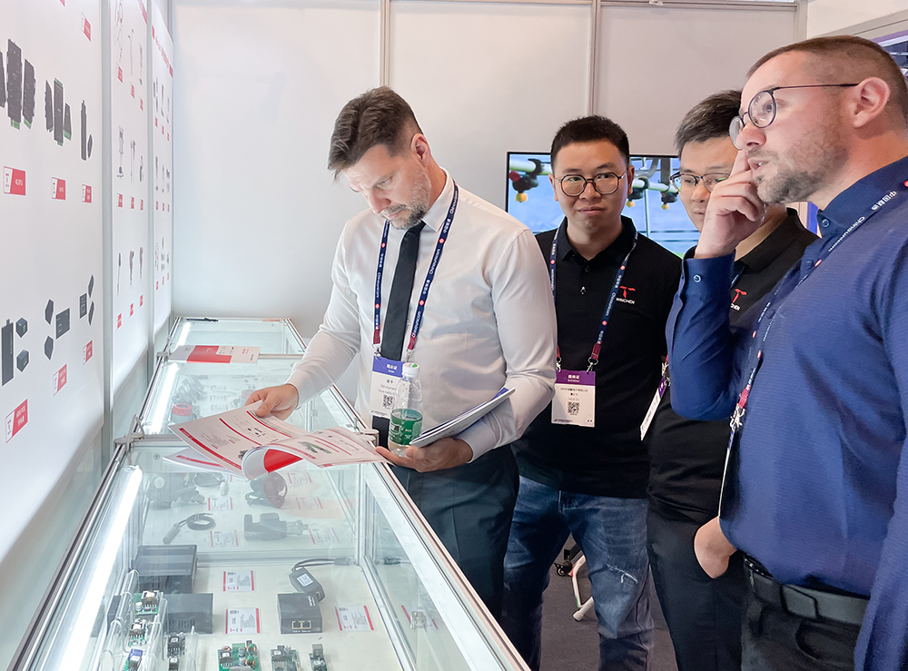 观众莅临威勤展位