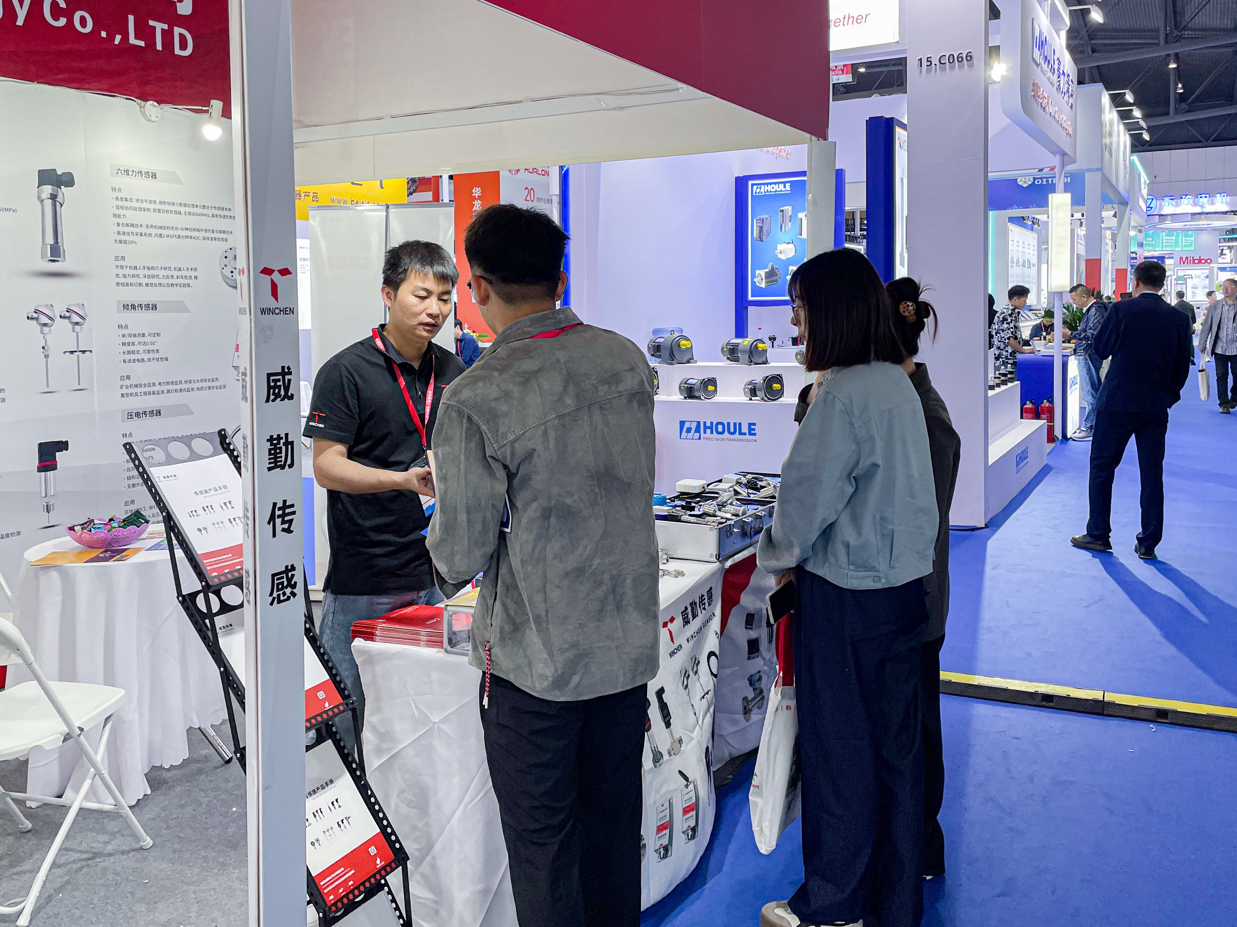 观众莅临威勤传感展位