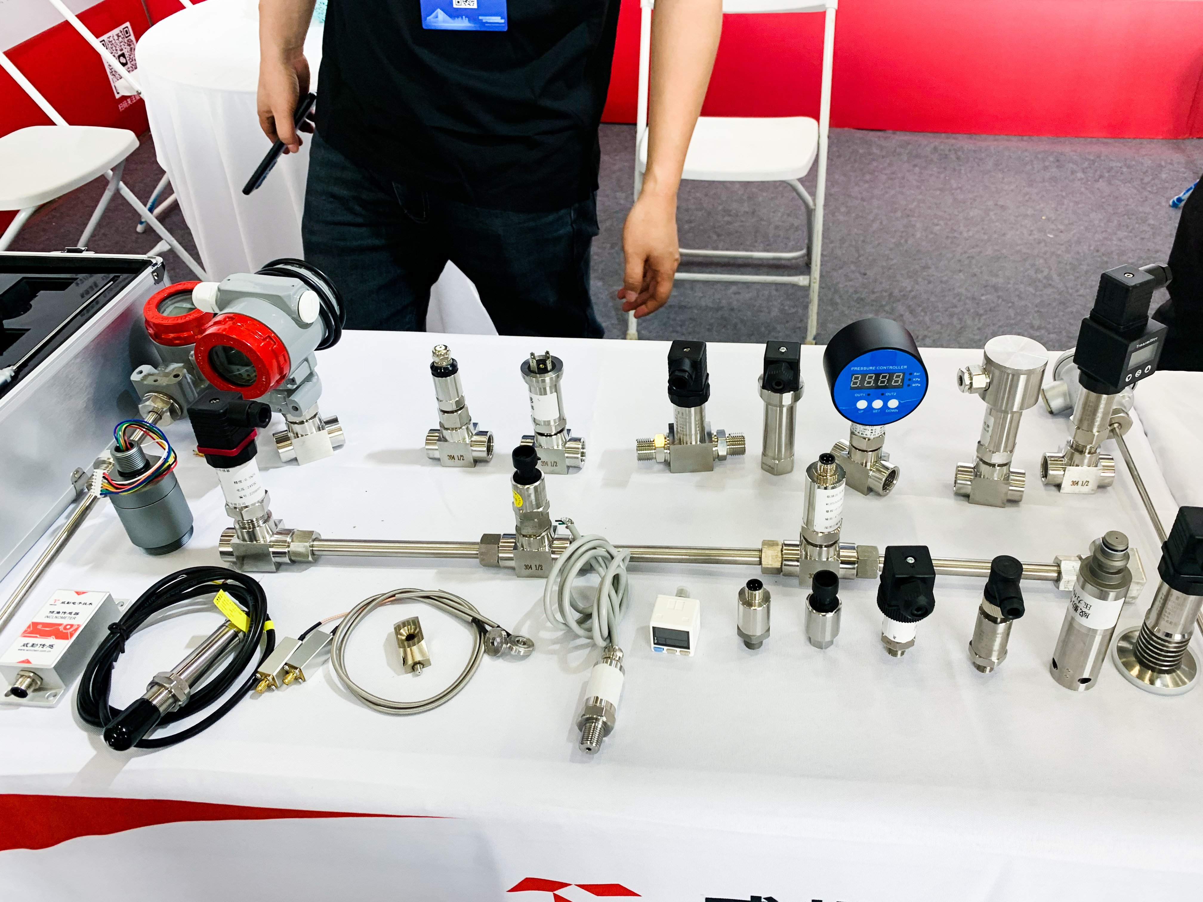 观众莅临威勤传感展位